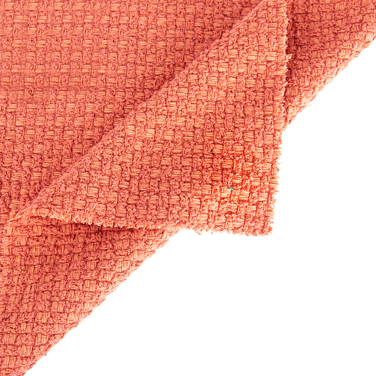 Lanerie Grosber tweed e bouclè, dalle mani corpose dei nostri doppi, agli irregolari aspetti dei nostri “tweed”. Per ogni tessuto delle collezioni elaboriamo pesi e mani diverse